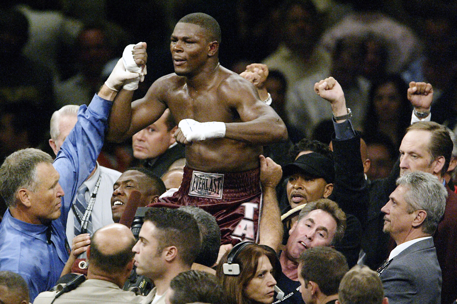 2005: Jermain Taylor beats Bernard Hopkins for middleweight title